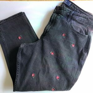 Hollister Curvy high-rise mom jeans|black denim| Rose jeans embroidered| Size 15